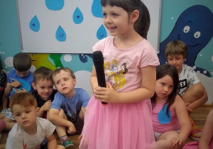 SYLWIA Z GRUPY III DEKLAMUJE WIERSZ.