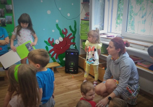 UCZESTNICY KONKURSU FOTOGRAFICZNEGO PREZENTUJĄ SWOJE PRACE.
