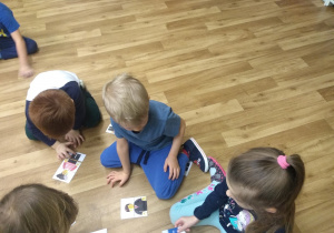Dzieci w parach układają obrazek z części.