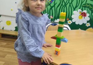 Martyna prezentuje wykonaną konstrukcję z klocków Lego