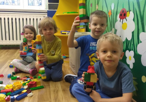 Dzieci prezentują wykonane przez siebie konstrukcje z klocków Lego.