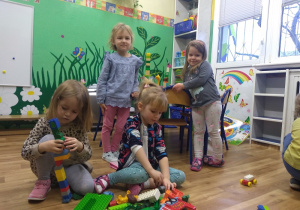 Dzieci prezentują wykonane przez siebie konstrukcje z klocków Lego.