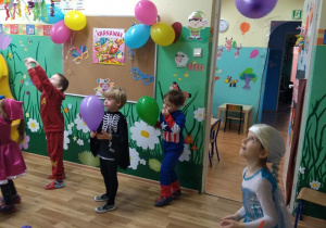Dzieci tańczą z kolorowymi balonami.