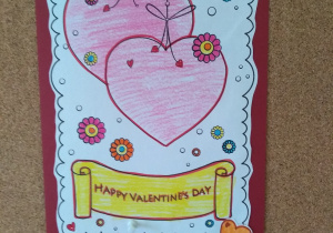 Zbliżenie kartki walentynkowej. Pośrodku kartka z 2 nakładającymi się sercami. Kartka otoczona sercami w kolorze czerwonym i różowym.