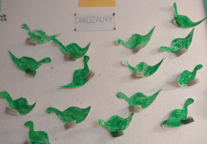 Prace dzieci z grupy 2. Dinozaury wykonane z rolek od papieru toaletowego.