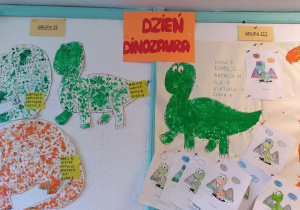 Prace wykonane przez dzieci z grupy 2 i 3. Stemplowanie farbą, a następnie wycięcie dinozaurów w rozmiarze xxl dinozaurów