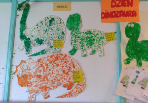 .Prace wykonane przez dzieci z grupy 2 . Stemplowanie farbą, a następnie wycięcie dinozaurów w rozmiarze xxl dinozaurów
