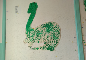 Praca dzieci z grupy 1. Dinozaur w rozmiarze xxl stemplowany farba w kolorze zielonym