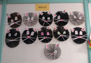 Prace plastyczno - techniczne dzieci z grupy 2 "Koty". Głowa wykonana z papieru zwiniętego w harmonijkę, a następnie nadanie jej kształtu koła. Oczy, uszy, wąsy naklejone na koło - głowę.