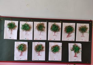Wykonane przez dzieci prace plastyczne przedstawiające drzewa.