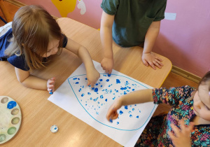 Dzieci malując palcami wypełniają farbą kontur kropli wody . Każda z prac Jest w formacie A3.
