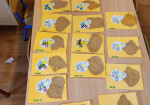 Prace plastyczne wykonane przez dzieci z grupy 1. Na każdej pracy wycięty z papieru plaster miodu oraz pokolorowany i wycięty rysunek pszczoły. oraz plaster miodu .