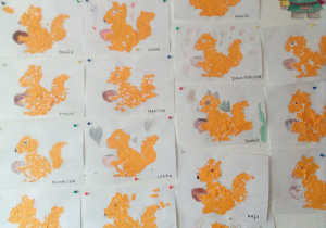 Prace dzieci z grupy 2. Rysunek wiewiórki wyklejony kawałkami pomarańczowego papieru.
