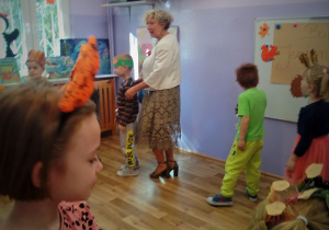 Dzieci biorą udział w zabawie tanecznej. zabawę prowadzi Pani Dyrektor przedszkola.