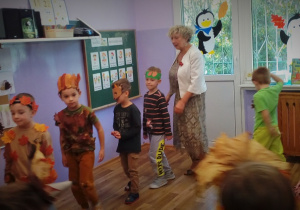 Dzieci biorą udział w zabawie tanecznej. zabawę prowadzi Pani Dyrektor przedszkola.