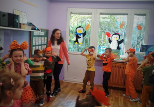 Dzieci tańczą w kole.
