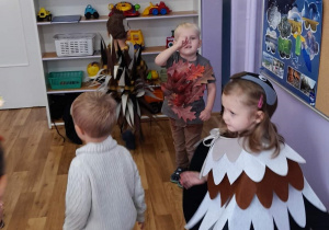 Dzieci tańczą taniec dowolny. Przedszkolaki mają na sobie stroje nawiązujące do jesieni;