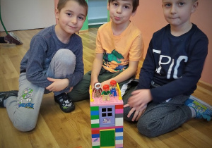 KONSTRUKCJE Z KLOCKÓW LEGO W GRUPIE 3.