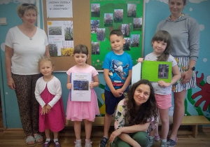 ZDJĘCIE LAUREATÓW KONKURSU FOTOGRAFICZNEGO Z PANIĄ DYREKTOR I NAUCZYCIELKAMI